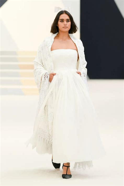 chanel abiti cerimonia 2022|Chanel: i look e gli abiti da sposa alla sfilata haute couture .